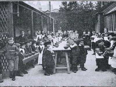 Nel 1891 la mensa distribuiva oltre 37.000 piatti di minestra a bambini ...